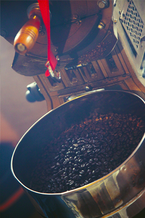 焙煎所でコーヒー豆焙煎している写真